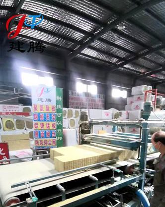陜西建騰彩鋼 特殊定制150厚巖棉120公斤 容重烘道板生產中