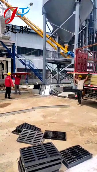 發往陜西商洛工地50mm巖棉墻板和50mm巖棉頂板卸貨中