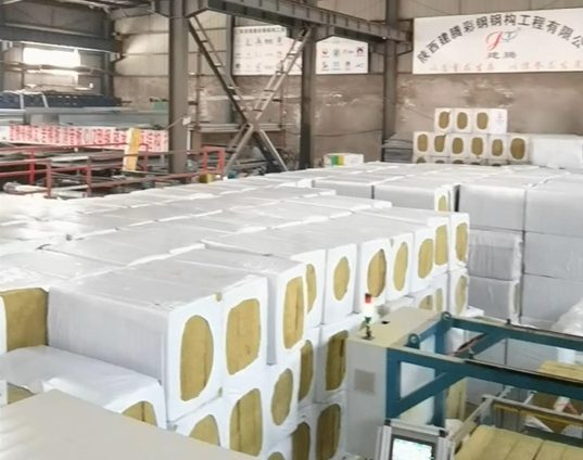 建騰150厚彩鋼巖棉板生產中