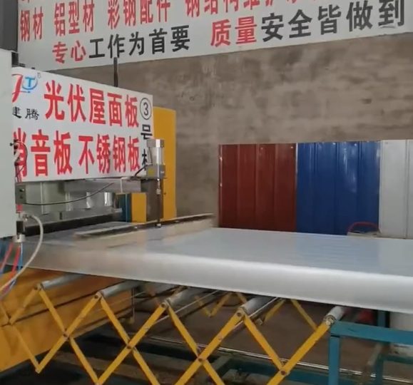 150厚彩鋼巖棉夾芯板生產中
